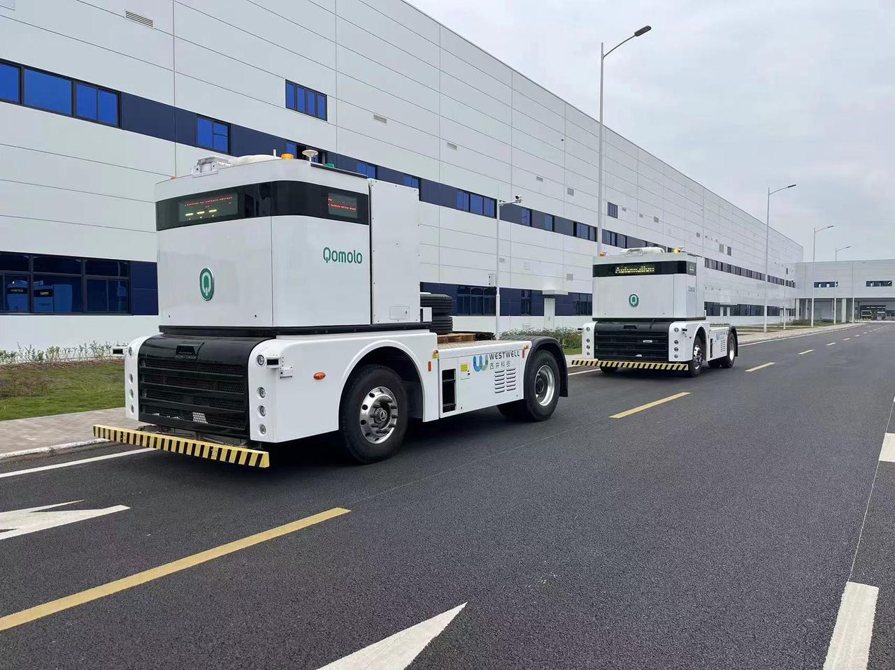 西井 Q-Truck 车队在赛力斯工厂内运行，支持生产区域与物流设施之间的集装箱运输